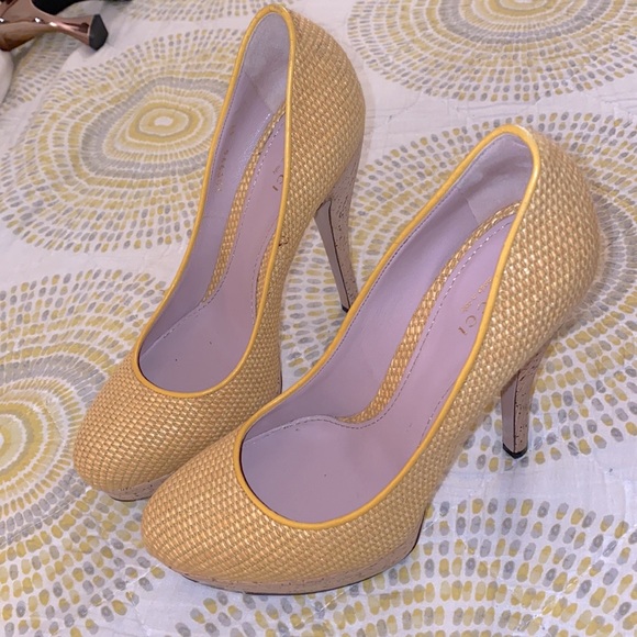 GUCCI 💛 Yellow Bumblebee Heels Vintage Pinup Woven Cork Pumps Summer Stilettos - Picture 7 of 15